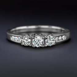 Inel de logodnă din aur alb de 14 kt cu trei diamante briliant și diamante laterale de accent, Original Vintage